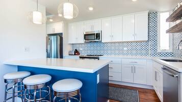 ثلاجة، ميكروويف، فرن، موقد طهي مسطح