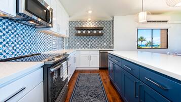 ثلاجة، ميكروويف، فرن، موقد طهي مسطح