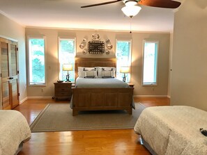 3 bedrooms, desk, iron/ironing board, travel cot - Amazing Creekside Mountain Retreat!!! Hot Tub, 2 Firepits & Starlink WiFi! (Franklin)