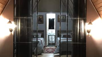 Habitación clásica, 4 habitaciones | Cortinas blackout, wifi gratis y ropa de cama