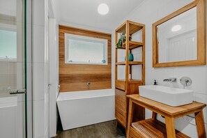 Bathtub, hair dryer, towels, soap - Tranquil hideaway in the rainforest (Belgrave)