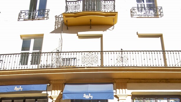 A building with a storefront labeled "LOTERIA ETUAN" and a blue awning. - Tetuan 3I - Two Bedroom Apartment, Sleeps 4 (Sevilla)