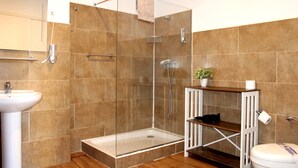 A bathroom with a glass-enclosed shower, a white sink, and a toilet. - Tetuan 3I - Two Bedroom Apartment, Sleeps 4 (Sevilla)