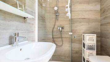 Dusche, Haartrockner, Bidet