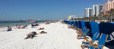 På stranden, solstolar och strandhanddukar