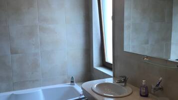 Badewanne, Handtücher, Seife, Toilettenpapier