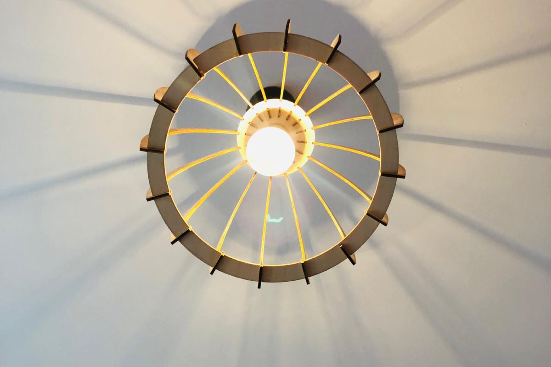 Un plafond orné d’un luminaire circulaire.
