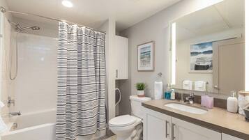 Une salle de bain moderne équipée d’une douche, de toilettes et d’un lavabo.