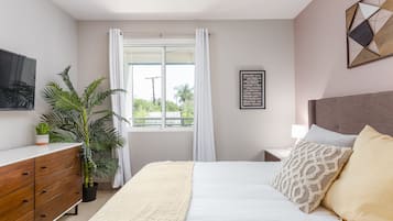 2 soverom, skrivebord, strykejern/-brett og reiseseng for barn