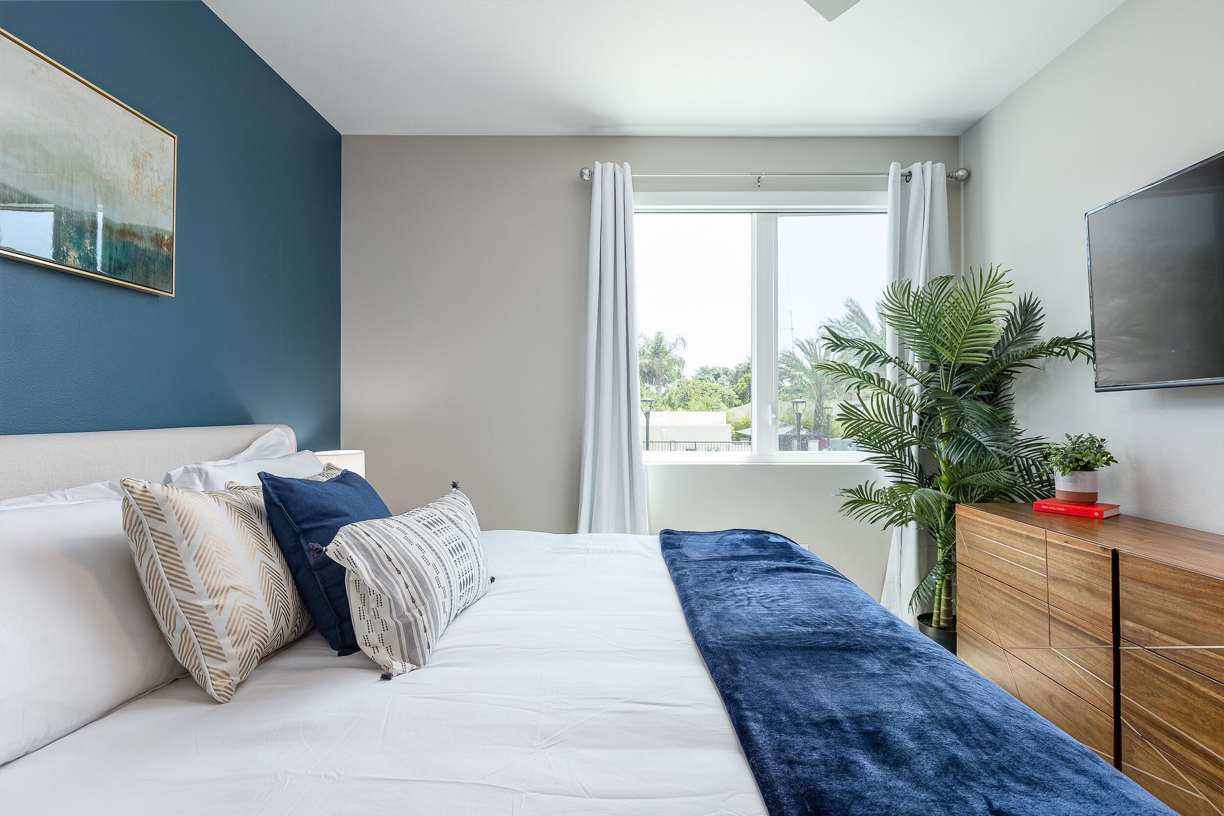 2 soverom, skrivebord, strykejern/-brett og reiseseng for barn