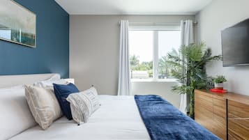 2 soverom, skrivebord, strykejern/-brett og reiseseng for barn