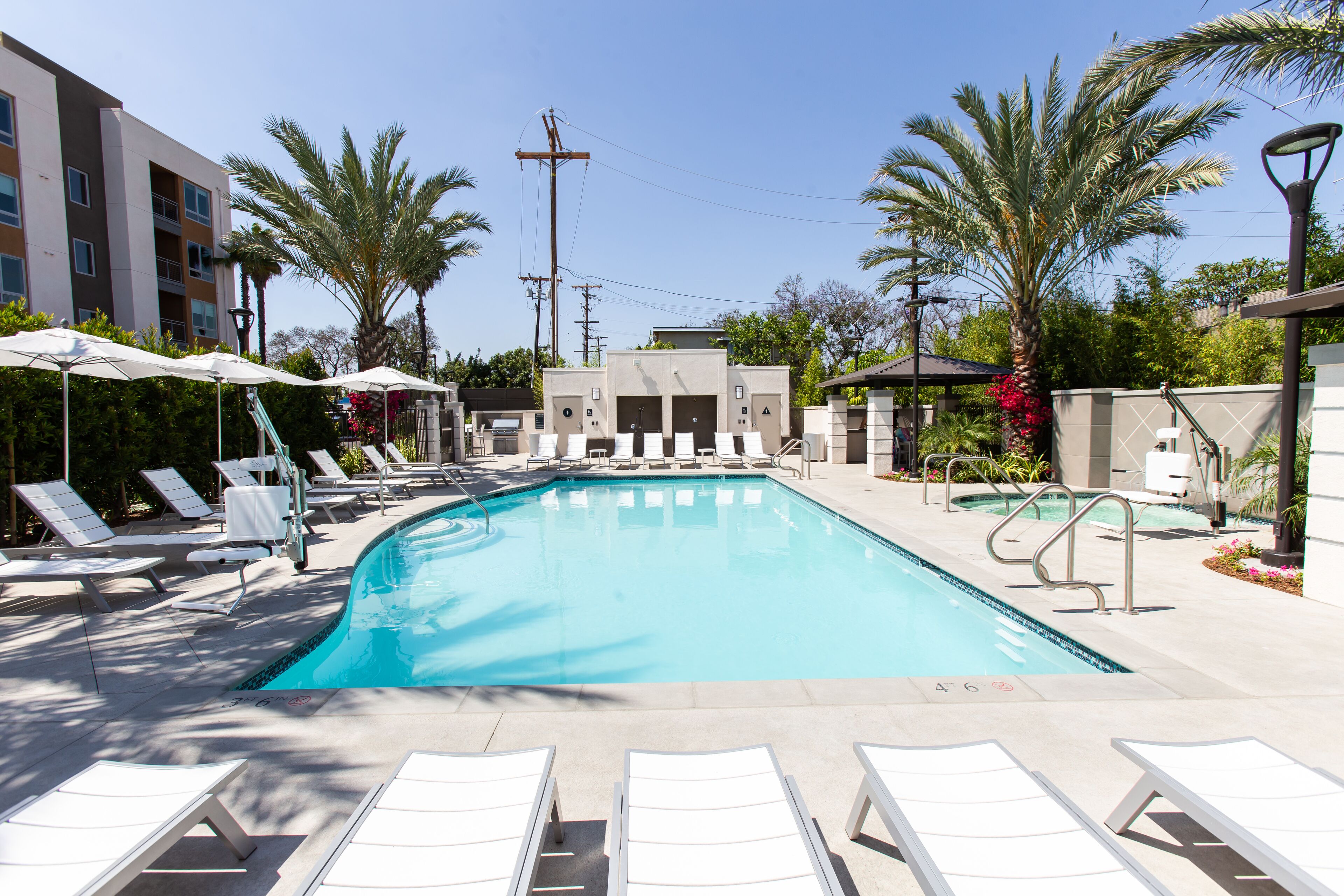 Utendørsbasseng og et oppvarmet basseng