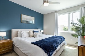 2 Schlafzimmer, Schreibtisch, Bügeleisen/Bügelbrett, Reisekinderbett