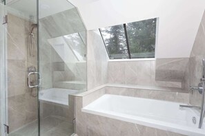 Suihku, hiustenkuivaaja, pyyhkeet