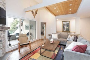 TV, fireplace, offices - Fairway townhome w/ parking, shuttle (Whistler)