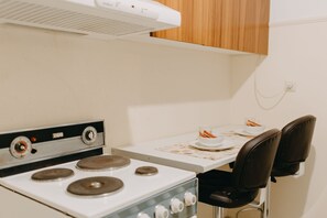 Fridge, stovetop, toaster, cookware/dishes/utensils - Best House, Attiki metro, Athens (Athina)
