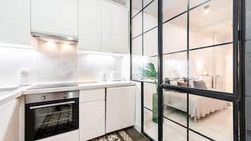 Frigorífico, horno, lavavajillas y cafetera o tetera