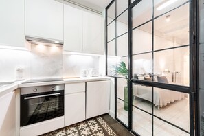 Jääkaappi, uuni, astianpesukone, kahvin-/teenkeitin