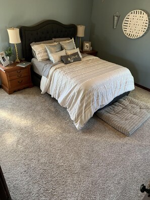 3 bedrooms, in-room safe, iron/ironing board, free WiFi - Beautiful Home for EAA (Omro)