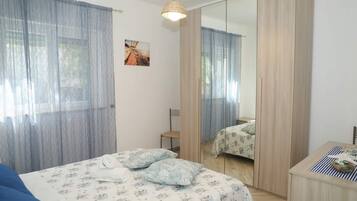 2 habitaciones, tabla de planchar con plancha, wifi y ropa de cama