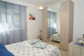 2 makuuhuonetta, silitysrauta/-lauta, Wi-Fi, vuodevaatteet