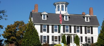 The Crows Nest - 1747 Historic Isaac Pierce House 2nd floor centrally located