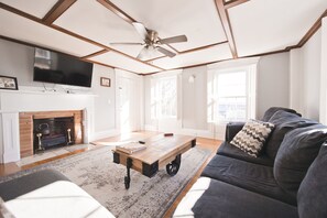 Smart TV, caminetto, stampante