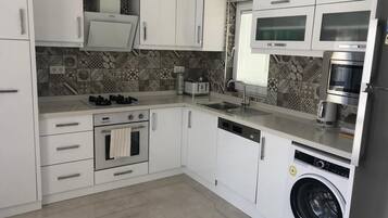 Kylskåp, mikrovågsugn, ugn och spishäll