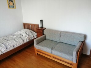3 chambres, bureau, fer et planche à repasser, accès au Wi-Fi (inclus)