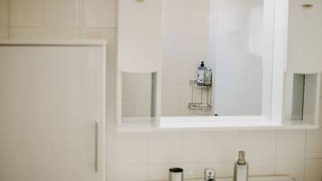 Een douche, een haardroger, handdoeken