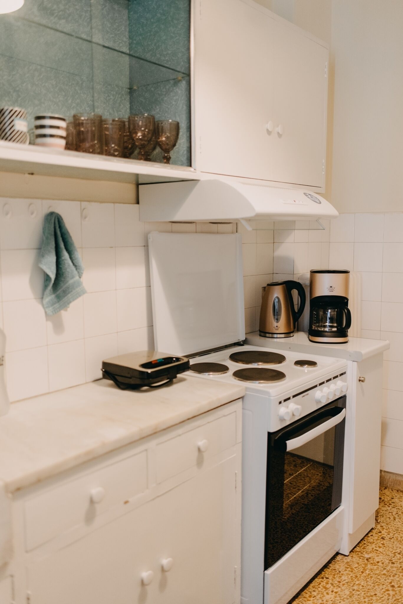 Frigorifero, forno, macchina per tè/caffè, tostapane