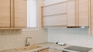 Fridge, oven, stovetop, coffee/tea maker