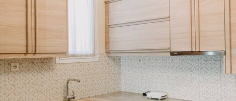 Réfrigérateur, four, plaque de cuisson, cafetiÚre/bouilloire