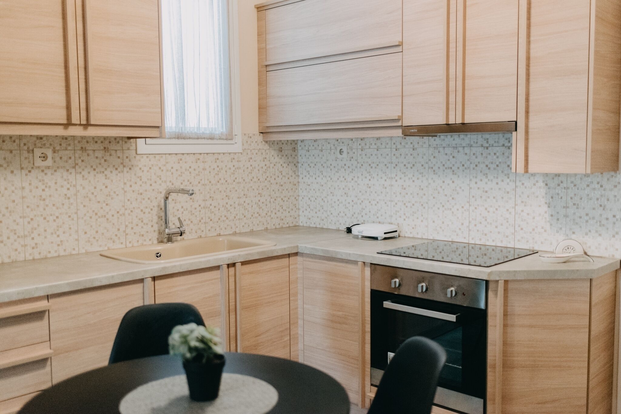 Fridge, oven, stovetop, coffee/tea maker