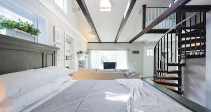 Bright & open private home, close to beach. Renovated clean and pet friendly!