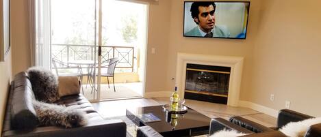 TV connectée, cheminée, jeux vidéo, livres