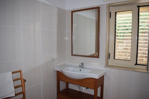Shower, free toiletries, bidet, towels
