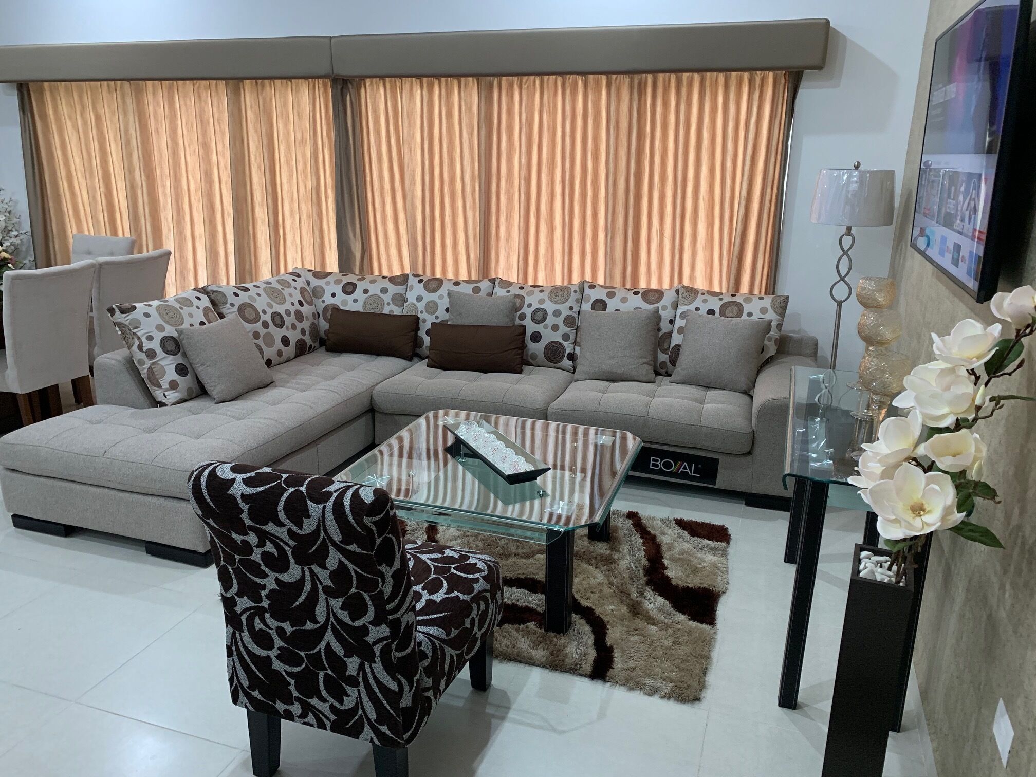 Fernseher, DVD-Player, Musikbibliothek, Videothek