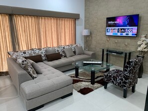 Een televisie, een dvd-speler en een muziekbibliotheek