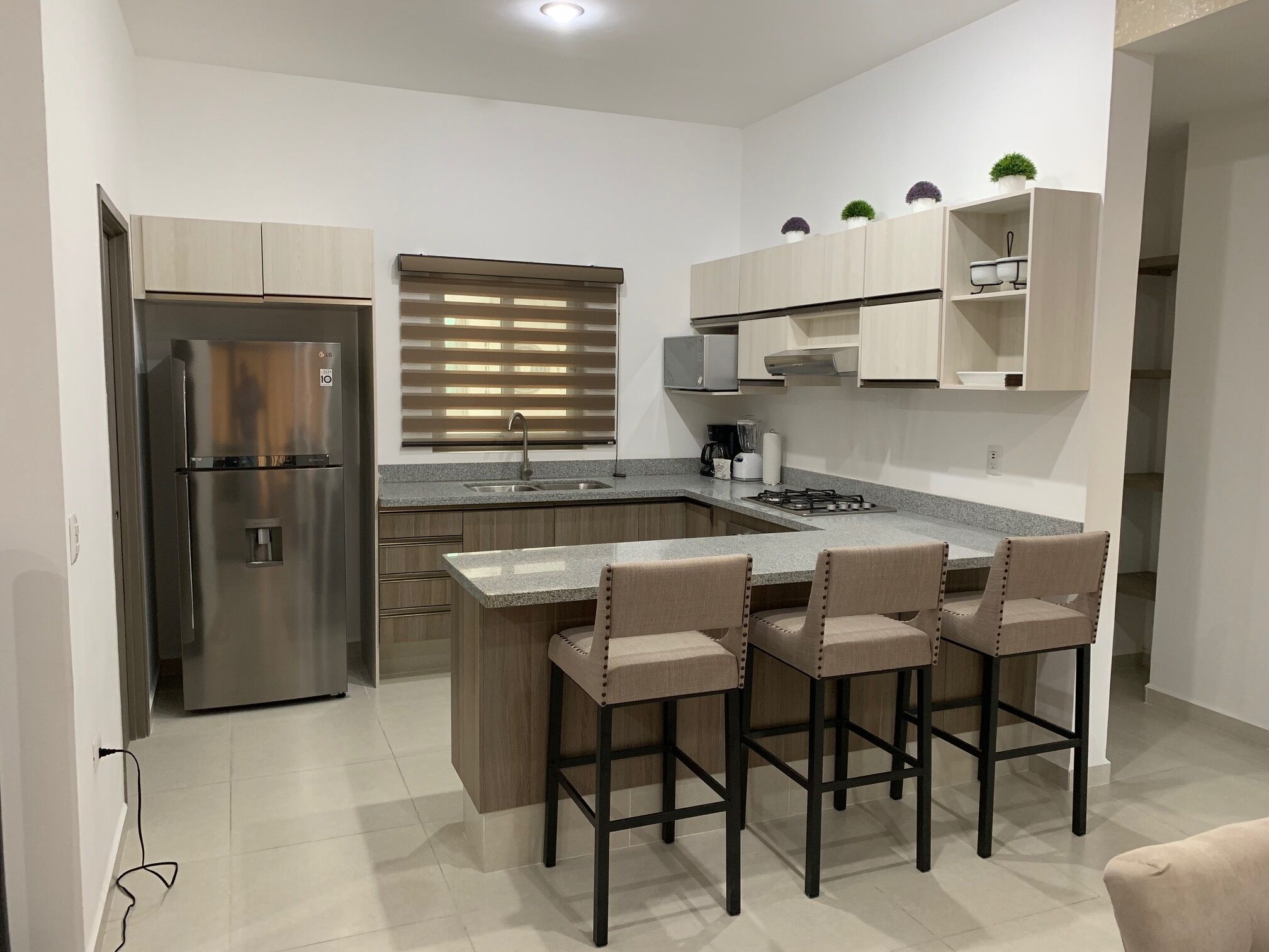 Een magnetron, een koffiezetapparaat/waterkoker, een blender