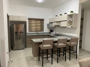 ميكروويف، ماكينة لصنع القهوة/الشاي، خلاط، مستلزمات طهي/أطباق/أوعية