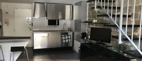 Microondas, horno, parrilla de estufa y cafetera y tetera