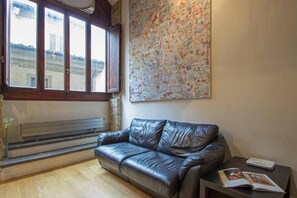 TV - APARTMENT IN HISTORICAL BUILDING NOTIFIED 2 STEPS FROM THE OLD BRIDGE (Firenze)