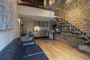 TV - APARTMENT IN HISTORICAL BUILDING NOTIFIED 2 STEPS FROM THE OLD BRIDGE (Firenze)