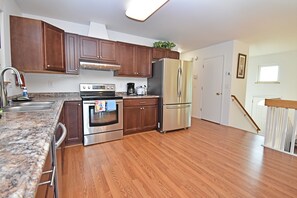 Een koelkast, een magnetron, een oven, een kookplaat