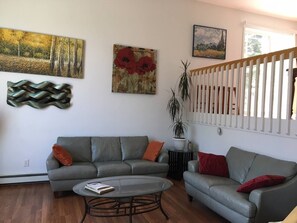 TV - Aurora View House in Town 极光盛宴别墅4卧3卫 (Fairbanks)