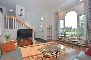 TV - Aurora View House in Town 极光盛宴别墅4卧3卫 (Fairbanks)