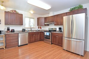 Een koelkast, een magnetron, een oven, een kookplaat