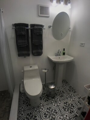 Dusche, Haartrockner, Handtücher, Seife