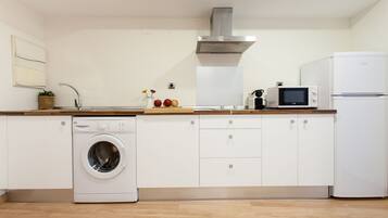 Kühlschrank, Mikrowelle, Wasserkocher mit Kaffee-/Teezubehör